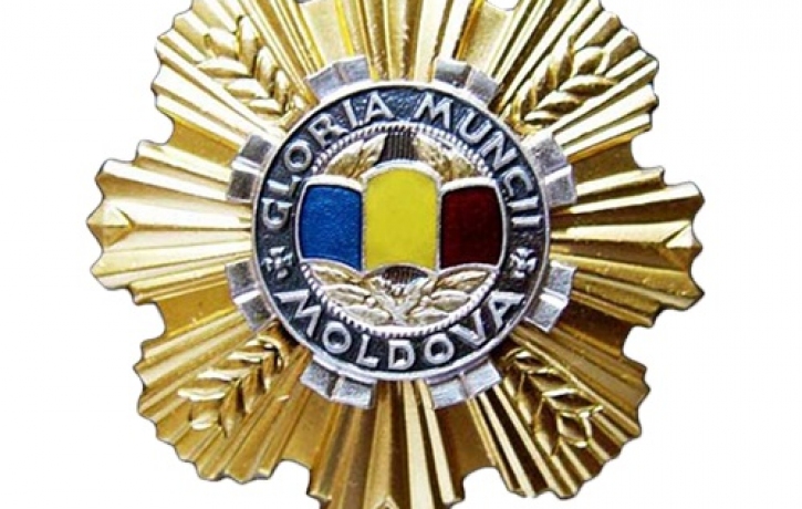 Conferirea Ordinului Gloria Muncii secretarului general al UNEJ - dnei Oxana Novicov